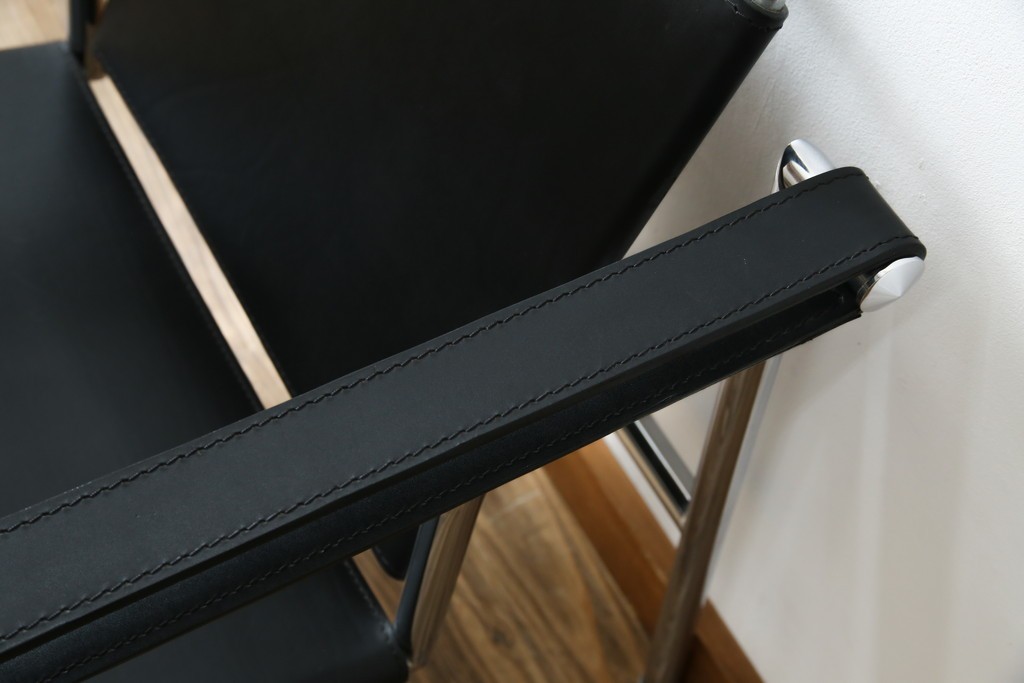 中古　リプロダクト品　ル・コルビュジエ(Le Corbusier)　LC1　本革　スタイリッシュなデザインが目を引くスリングチェア(アームチェア、バスキュランチェア、椅子、イス、レザー、Cassina、カッシーナ)(R-078098)