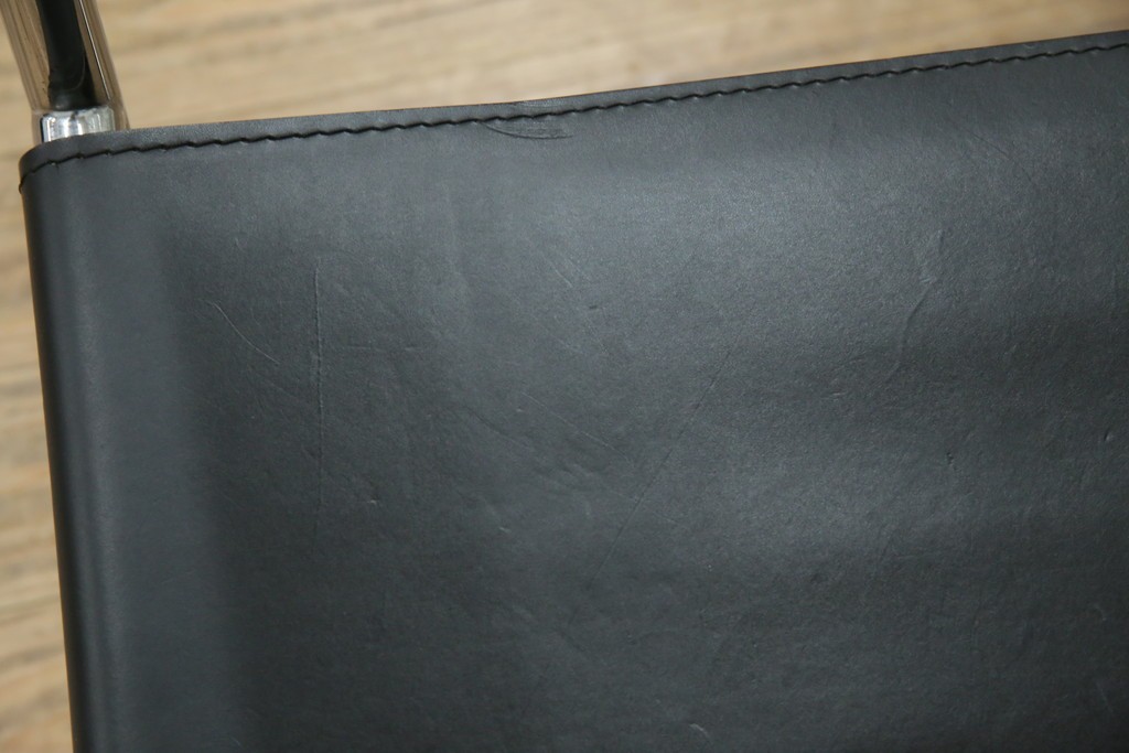 中古　リプロダクト品　ル・コルビュジエ(Le Corbusier)　LC1　本革　スタイリッシュなデザインが目を引くスリングチェア(アームチェア、バスキュランチェア、椅子、イス、レザー、Cassina、カッシーナ)(R-078098)