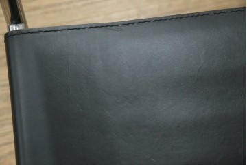 中古　リプロダクト品　ル・コルビュジエ(Le Corbusier)　LC1　本革　スタイリッシュなデザインが目を引くスリングチェア(アームチェア、バスキュランチェア、椅子、イス、レザー、Cassina、カッシーナ)(R-078098)