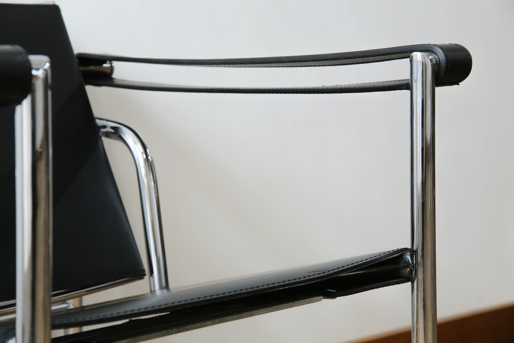 中古　リプロダクト品　ル・コルビュジエ(Le Corbusier)　LC1　本革　スタイリッシュなデザインが目を引くスリングチェア(アームチェア、バスキュランチェア、椅子、イス、レザー、Cassina、カッシーナ)(R-078098)
