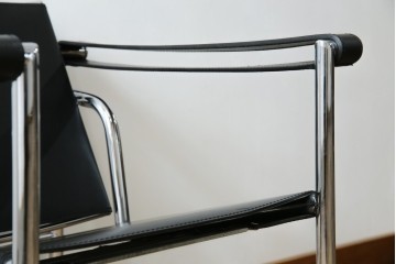中古　リプロダクト品　ル・コルビュジエ(Le Corbusier)　LC1　本革　スタイリッシュなデザインが目を引くスリングチェア(アームチェア、バスキュランチェア、椅子、イス、レザー、Cassina、カッシーナ)(R-078098)