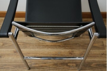 中古　リプロダクト品　ル・コルビュジエ(Le Corbusier)　LC1　本革　スタイリッシュなデザインが目を引くスリングチェア(アームチェア、バスキュランチェア、椅子、イス、レザー、Cassina、カッシーナ)(R-078098)