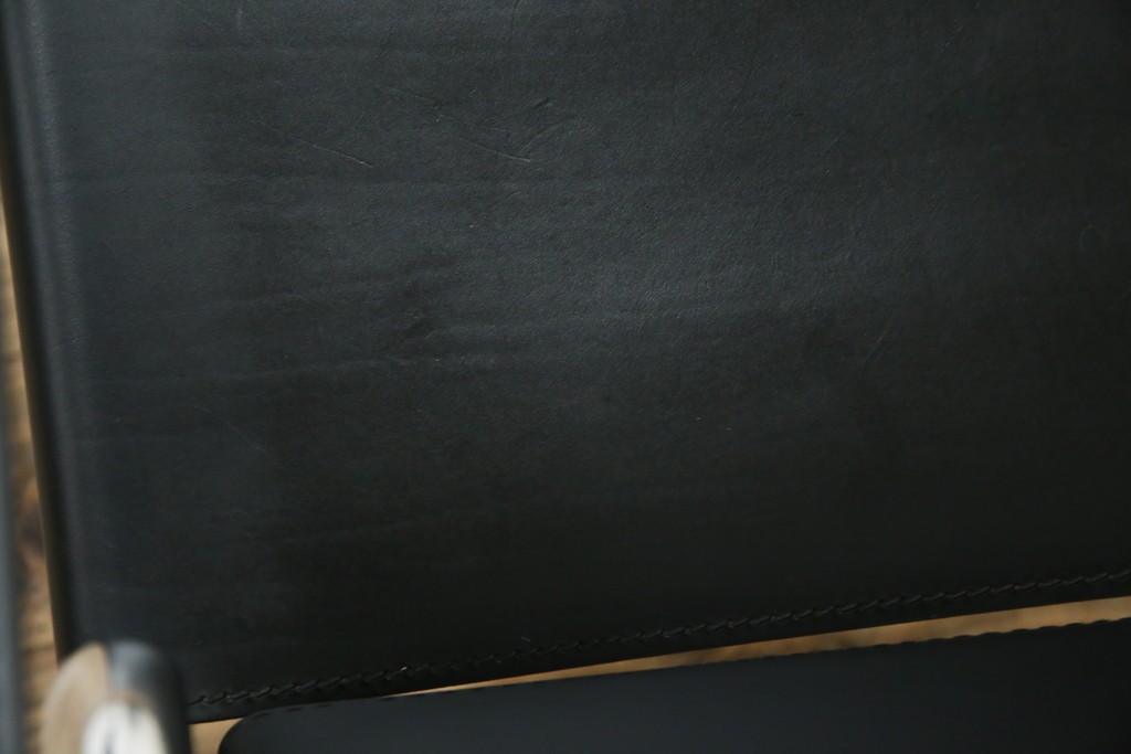 中古　リプロダクト品　ル・コルビュジエ(Le Corbusier)　LC1　本革　スタイリッシュなデザインが目を引くスリングチェア(アームチェア、バスキュランチェア、椅子、イス、レザー、Cassina、カッシーナ)(R-078098)