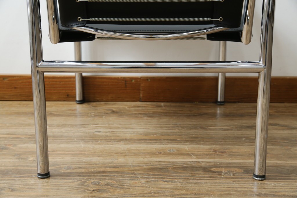 中古　リプロダクト品　ル・コルビュジエ(Le Corbusier)　LC1　本革　スタイリッシュなデザインが目を引くスリングチェア(アームチェア、バスキュランチェア、椅子、イス、レザー、Cassina、カッシーナ)(R-078098)