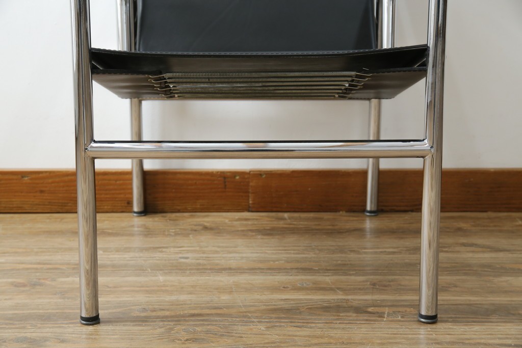 中古　リプロダクト品　ル・コルビュジエ(Le Corbusier)　LC1　本革　スタイリッシュなデザインが目を引くスリングチェア(アームチェア、バスキュランチェア、椅子、イス、レザー、Cassina、カッシーナ)(R-078098)