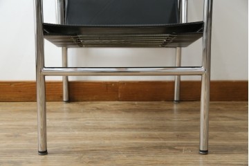 中古　リプロダクト品　ル・コルビュジエ(Le Corbusier)　LC1　本革　スタイリッシュなデザインが目を引くスリングチェア(アームチェア、バスキュランチェア、椅子、イス、レザー、Cassina、カッシーナ)(R-078098)