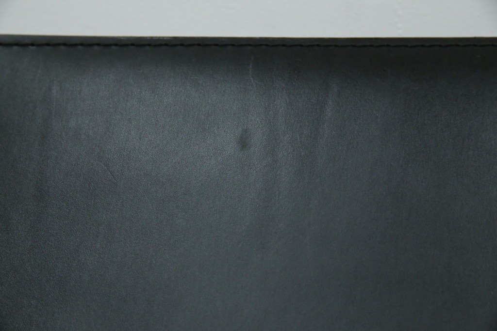 中古　リプロダクト品　ル・コルビュジエ(Le Corbusier)　LC1　本革　スタイリッシュなデザインが目を引くスリングチェア(アームチェア、バスキュランチェア、椅子、イス、レザー、Cassina、カッシーナ)(R-078098)