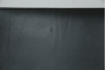 中古　リプロダクト品　ル・コルビュジエ(Le Corbusier)　LC1　本革　スタイリッシュなデザインが目を引くスリングチェア(アームチェア、バスキュランチェア、椅子、イス、レザー、Cassina、カッシーナ)(R-078098)