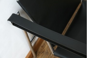 中古　リプロダクト品　ル・コルビュジエ(Le Corbusier)　LC1　本革　スタイリッシュなデザインが目を引くスリングチェア(アームチェア、バスキュランチェア、椅子、イス、レザー、Cassina、カッシーナ)(R-078098)