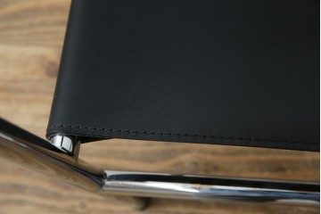 中古　リプロダクト品　ル・コルビュジエ(Le Corbusier)　LC1　本革　スタイリッシュなデザインが目を引くスリングチェア(アームチェア、バスキュランチェア、椅子、イス、レザー、Cassina、カッシーナ)(R-078098)