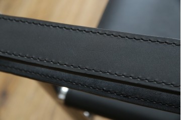 中古　リプロダクト品　ル・コルビュジエ(Le Corbusier)　LC1　本革　スタイリッシュなデザインが目を引くスリングチェア(アームチェア、バスキュランチェア、椅子、イス、レザー、Cassina、カッシーナ)(R-078098)