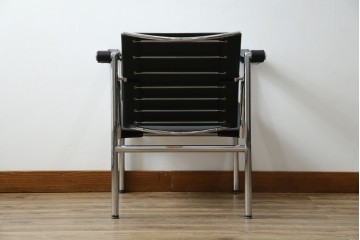 中古　リプロダクト品　ル・コルビュジエ(Le Corbusier)　LC1　本革　スタイリッシュなデザインが目を引くスリングチェア(アームチェア、バスキュランチェア、椅子、イス、レザー、Cassina、カッシーナ)(R-078098)