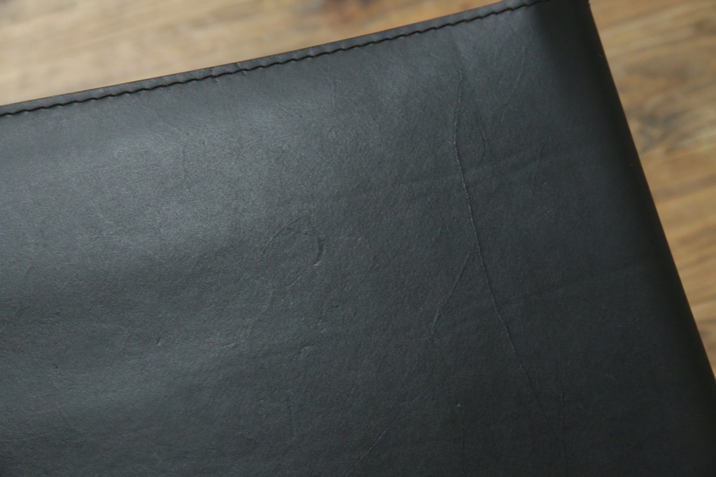 中古　リプロダクト品　ル・コルビュジエ(Le Corbusier)　LC1　本革　スタイリッシュなデザインが目を引くスリングチェア(アームチェア、バスキュランチェア、椅子、イス、レザー、Cassina、カッシーナ)(R-078098)