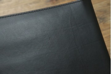 中古　リプロダクト品　ル・コルビュジエ(Le Corbusier)　LC1　本革　スタイリッシュなデザインが目を引くスリングチェア(アームチェア、バスキュランチェア、椅子、イス、レザー、Cassina、カッシーナ)(R-078098)