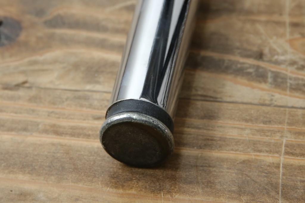 中古　リプロダクト品　ル・コルビュジエ(Le Corbusier)　LC1　本革　スタイリッシュなデザインが目を引くスリングチェア(アームチェア、バスキュランチェア、椅子、イス、レザー、Cassina、カッシーナ)(R-078098)