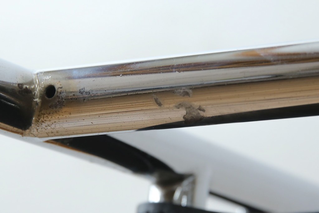 中古　リプロダクト品　ル・コルビュジエ(Le Corbusier)　LC1　本革　スタイリッシュなデザインが目を引くスリングチェア(アームチェア、バスキュランチェア、椅子、イス、レザー、Cassina、カッシーナ)(R-078098)