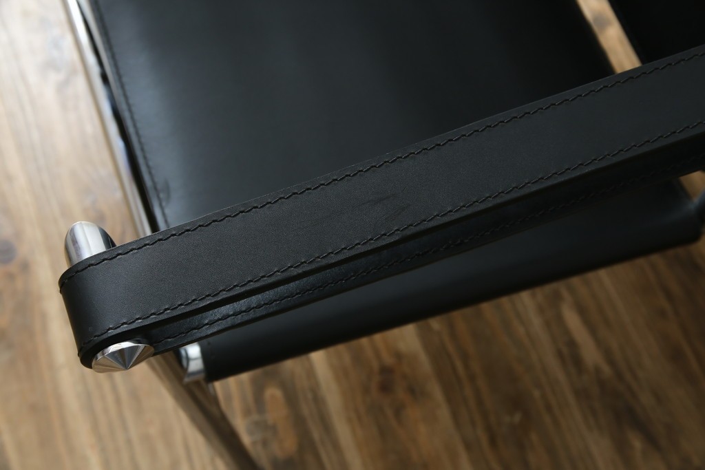 中古　リプロダクト品　ル・コルビュジエ(Le Corbusier)　LC1　本革　スタイリッシュなデザインが目を引くスリングチェア(アームチェア、バスキュランチェア、椅子、イス、レザー、Cassina、カッシーナ)(R-078098)