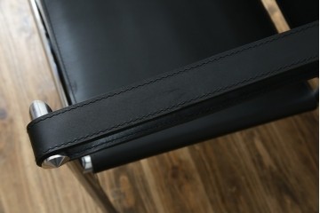 中古　リプロダクト品　ル・コルビュジエ(Le Corbusier)　LC1　本革　スタイリッシュなデザインが目を引くスリングチェア(アームチェア、バスキュランチェア、椅子、イス、レザー、Cassina、カッシーナ)(R-078098)