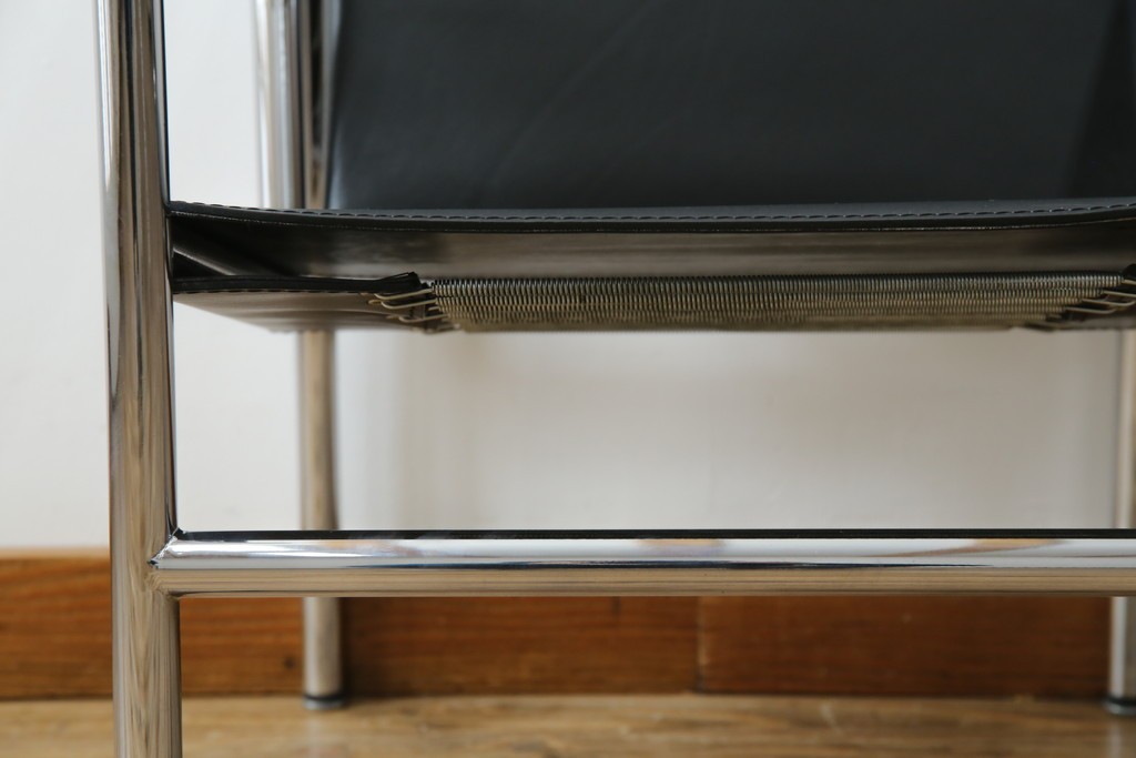 中古　リプロダクト品　ル・コルビュジエ(Le Corbusier)　LC1　本革　スタイリッシュなデザインが目を引くスリングチェア(アームチェア、バスキュランチェア、椅子、イス、レザー、Cassina、カッシーナ)(R-078098)