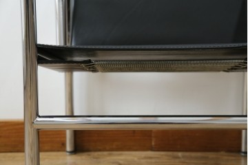 中古　リプロダクト品　ル・コルビュジエ(Le Corbusier)　LC1　本革　スタイリッシュなデザインが目を引くスリングチェア(アームチェア、バスキュランチェア、椅子、イス、レザー、Cassina、カッシーナ)(R-078098)