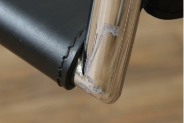 中古　リプロダクト品　ル・コルビュジエ(Le Corbusier)　LC1　本革　スタイリッシュなデザインが目を引くスリングチェア(アームチェア、バスキュランチェア、椅子、イス、レザー、Cassina、カッシーナ)(R-078098)