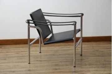 中古　リプロダクト品　ル・コルビュジエ(Le Corbusier)　LC1　本革　スタイリッシュなデザインが目を引くスリングチェア(アームチェア、バスキュランチェア、椅子、イス、レザー、Cassina、カッシーナ)(R-078098)