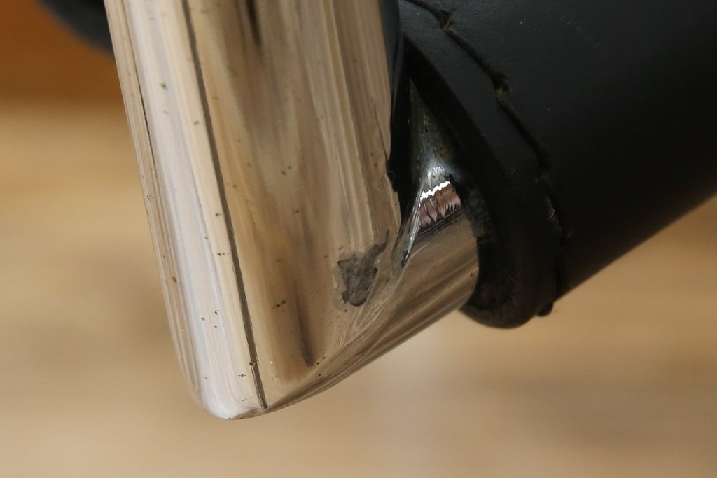 中古　リプロダクト品　ル・コルビュジエ(Le Corbusier)　LC1　本革　スタイリッシュなデザインが目を引くスリングチェア(アームチェア、バスキュランチェア、椅子、イス、レザー、Cassina、カッシーナ)(R-078098)