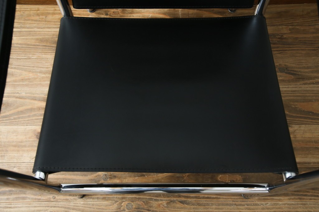 中古　リプロダクト品　ル・コルビュジエ(Le Corbusier)　LC1　本革　スタイリッシュなデザインが目を引くスリングチェア(アームチェア、バスキュランチェア、椅子、イス、レザー、Cassina、カッシーナ)(R-078098)