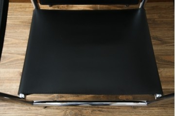 中古　リプロダクト品　ル・コルビュジエ(Le Corbusier)　LC1　本革　スタイリッシュなデザインが目を引くスリングチェア(アームチェア、バスキュランチェア、椅子、イス、レザー、Cassina、カッシーナ)(R-078098)