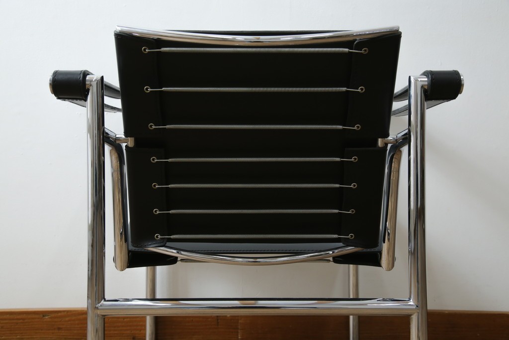 中古　リプロダクト品　ル・コルビュジエ(Le Corbusier)　LC1　本革　スタイリッシュなデザインが目を引くスリングチェア(アームチェア、バスキュランチェア、椅子、イス、レザー、Cassina、カッシーナ)(R-078098)