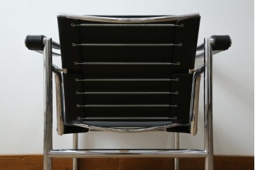 中古　リプロダクト品　ル・コルビュジエ(Le Corbusier)　LC1　本革　スタイリッシュなデザインが目を引くスリングチェア(アームチェア、バスキュランチェア、椅子、イス、レザー、Cassina、カッシーナ)(R-078098)