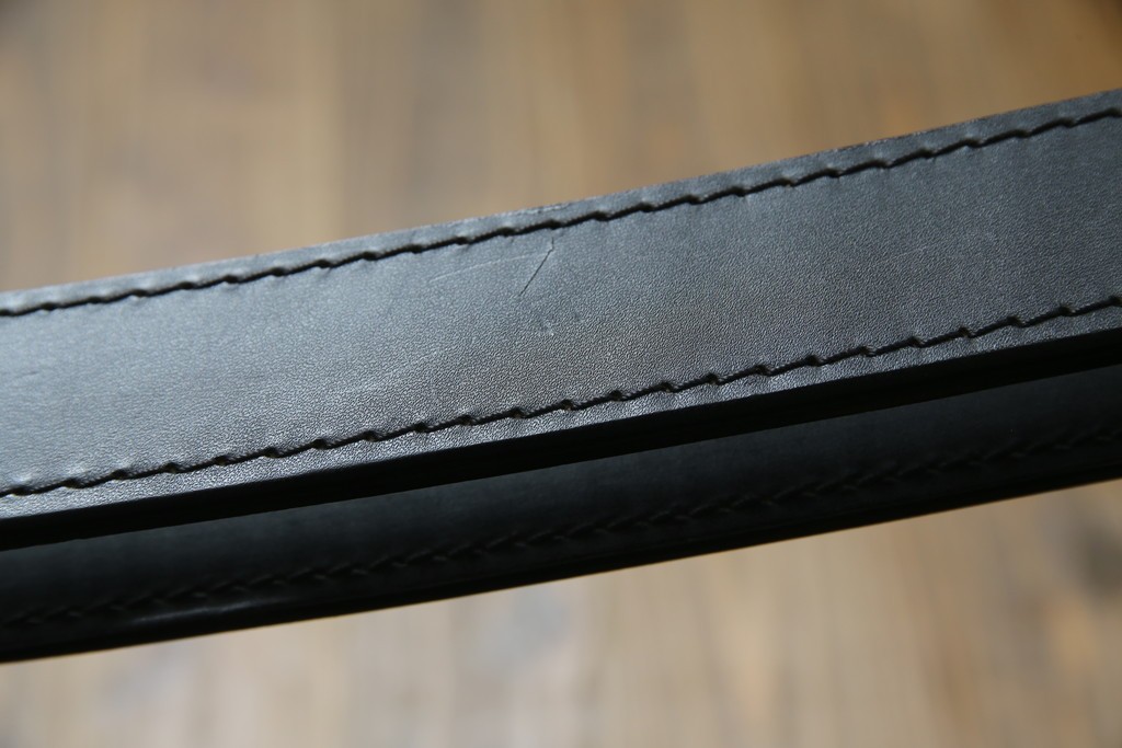 中古　リプロダクト品　ル・コルビュジエ(Le Corbusier)　LC1　本革　スタイリッシュなデザインが目を引くスリングチェア(アームチェア、バスキュランチェア、椅子、イス、レザー、Cassina、カッシーナ)(R-078098)