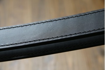 中古　リプロダクト品　ル・コルビュジエ(Le Corbusier)　LC1　本革　スタイリッシュなデザインが目を引くスリングチェア(アームチェア、バスキュランチェア、椅子、イス、レザー、Cassina、カッシーナ)(R-078098)