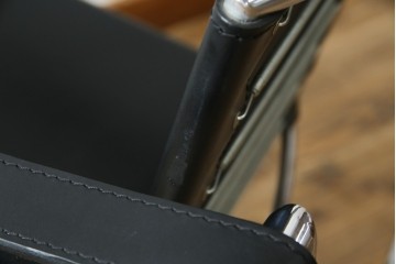 中古　リプロダクト品　ル・コルビュジエ(Le Corbusier)　LC1　本革　スタイリッシュなデザインが目を引くスリングチェア(アームチェア、バスキュランチェア、椅子、イス、レザー、Cassina、カッシーナ)(R-078098)