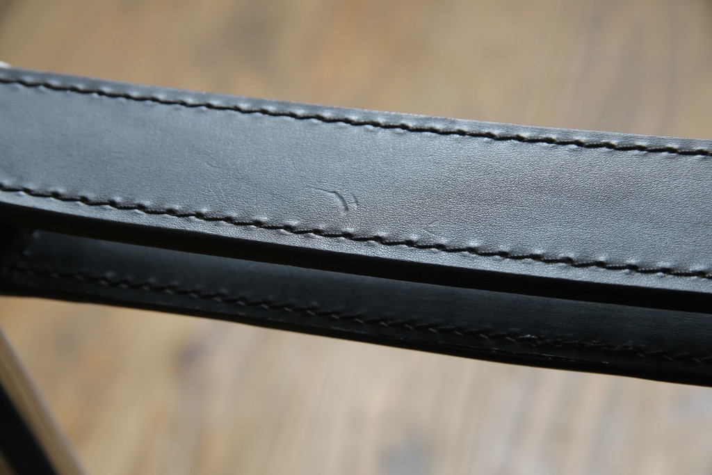 中古　リプロダクト品　ル・コルビュジエ(Le Corbusier)　LC1　本革　スタイリッシュなデザインが目を引くスリングチェア(アームチェア、バスキュランチェア、椅子、イス、レザー、Cassina、カッシーナ)(R-078098)