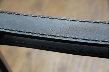 中古　リプロダクト品　ル・コルビュジエ(Le Corbusier)　LC1　本革　スタイリッシュなデザインが目を引くスリングチェア(アームチェア、バスキュランチェア、椅子、イス、レザー、Cassina、カッシーナ)(R-078098)