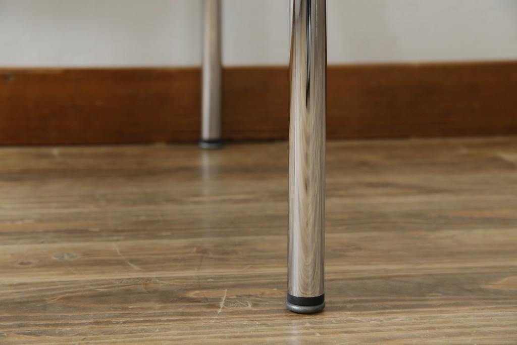 中古　リプロダクト品　ル・コルビュジエ(Le Corbusier)　LC1　本革　スタイリッシュなデザインが目を引くスリングチェア(アームチェア、バスキュランチェア、椅子、イス、レザー、Cassina、カッシーナ)(R-078098)