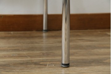 中古　リプロダクト品　ル・コルビュジエ(Le Corbusier)　LC1　本革　スタイリッシュなデザインが目を引くスリングチェア(アームチェア、バスキュランチェア、椅子、イス、レザー、Cassina、カッシーナ)(R-078098)