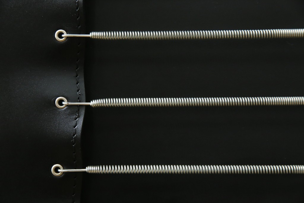 中古　リプロダクト品　ル・コルビュジエ(Le Corbusier)　LC1　本革　スタイリッシュなデザインが目を引くスリングチェア(アームチェア、バスキュランチェア、椅子、イス、レザー、Cassina、カッシーナ)(R-078098)