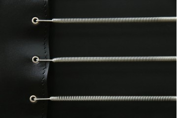 中古　リプロダクト品　ル・コルビュジエ(Le Corbusier)　LC1　本革　スタイリッシュなデザインが目を引くスリングチェア(アームチェア、バスキュランチェア、椅子、イス、レザー、Cassina、カッシーナ)(R-078098)