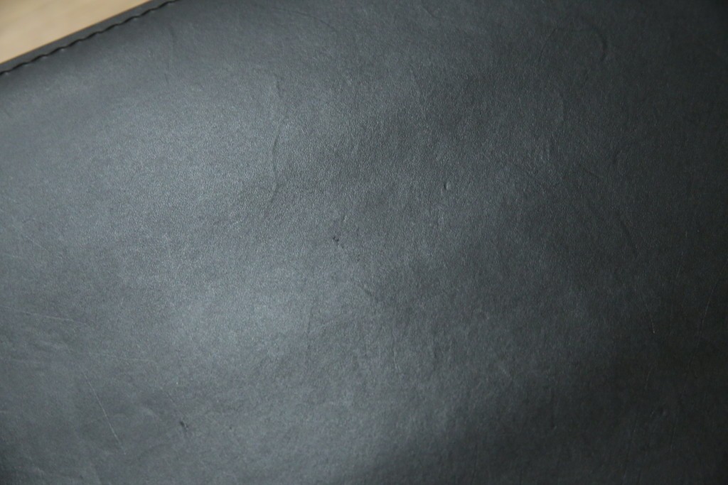 中古　リプロダクト品　ル・コルビュジエ(Le Corbusier)　LC1　本革　スタイリッシュなデザインが目を引くスリングチェア(アームチェア、バスキュランチェア、椅子、イス、レザー、Cassina、カッシーナ)(R-078098)