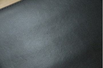 中古　リプロダクト品　ル・コルビュジエ(Le Corbusier)　LC1　本革　スタイリッシュなデザインが目を引くスリングチェア(アームチェア、バスキュランチェア、椅子、イス、レザー、Cassina、カッシーナ)(R-078098)