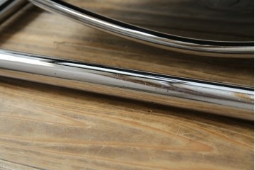 中古　リプロダクト品　ル・コルビュジエ(Le Corbusier)　LC1　本革　スタイリッシュなデザインが目を引くスリングチェア(アームチェア、バスキュランチェア、椅子、イス、レザー、Cassina、カッシーナ)(R-078098)