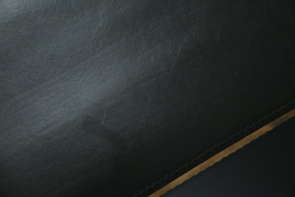 中古　リプロダクト品　ル・コルビュジエ(Le Corbusier)　LC1　本革　スタイリッシュなデザインが目を引くスリングチェア(アームチェア、バスキュランチェア、椅子、イス、レザー、Cassina、カッシーナ)(R-078098)