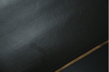 中古　リプロダクト品　ル・コルビュジエ(Le Corbusier)　LC1　本革　スタイリッシュなデザインが目を引くスリングチェア(アームチェア、バスキュランチェア、椅子、イス、レザー、Cassina、カッシーナ)(R-078098)