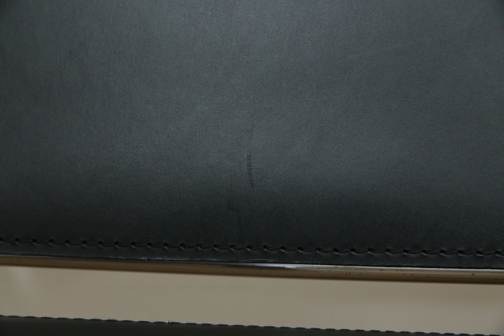 中古　リプロダクト品　ル・コルビュジエ(Le Corbusier)　LC1　本革　スタイリッシュなデザインが目を引くスリングチェア(アームチェア、バスキュランチェア、椅子、イス、レザー、Cassina、カッシーナ)(R-078098)