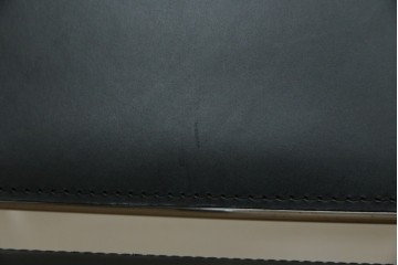 中古　リプロダクト品　ル・コルビュジエ(Le Corbusier)　LC1　本革　スタイリッシュなデザインが目を引くスリングチェア(アームチェア、バスキュランチェア、椅子、イス、レザー、Cassina、カッシーナ)(R-078098)