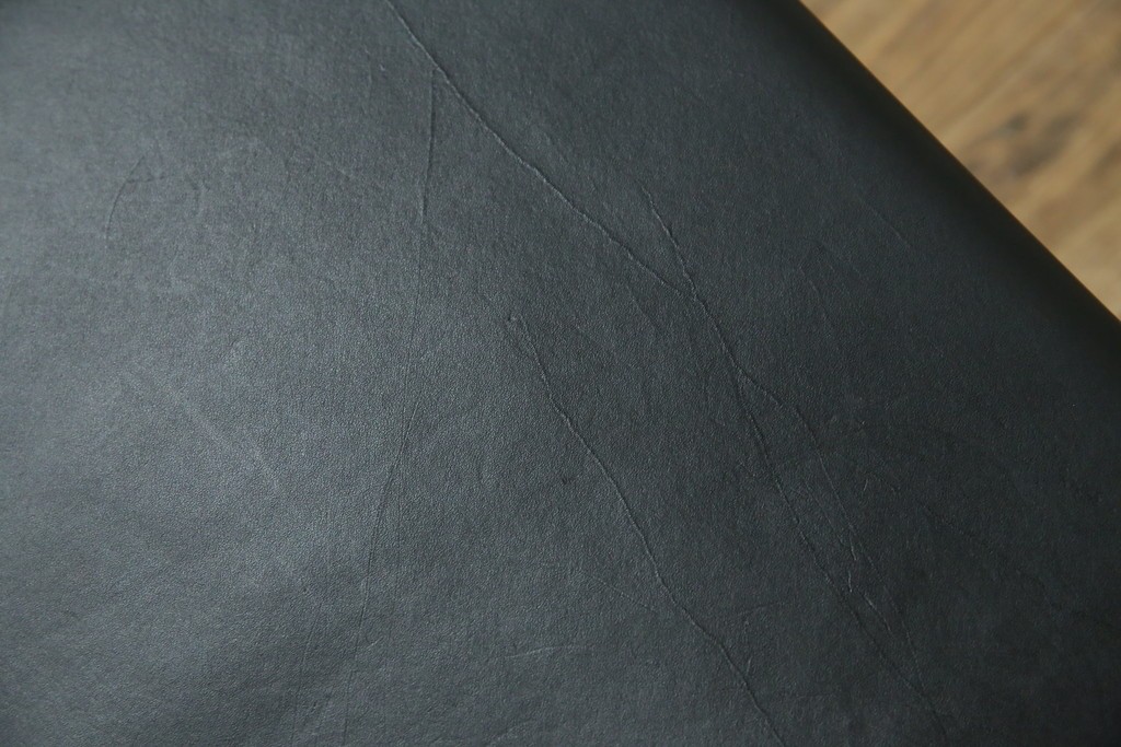 中古　リプロダクト品　ル・コルビュジエ(Le Corbusier)　LC1　本革　スタイリッシュなデザインが目を引くスリングチェア(アームチェア、バスキュランチェア、椅子、イス、レザー、Cassina、カッシーナ)(R-078098)