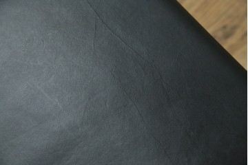 中古　リプロダクト品　ル・コルビュジエ(Le Corbusier)　LC1　本革　スタイリッシュなデザインが目を引くスリングチェア(アームチェア、バスキュランチェア、椅子、イス、レザー、Cassina、カッシーナ)(R-078098)