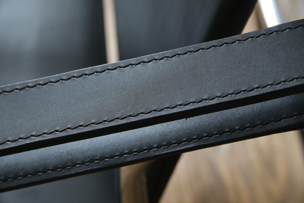 中古　リプロダクト品　ル・コルビュジエ(Le Corbusier)　LC1　本革　スタイリッシュなデザインが目を引くスリングチェア(アームチェア、バスキュランチェア、椅子、イス、レザー、Cassina、カッシーナ)(R-078098)